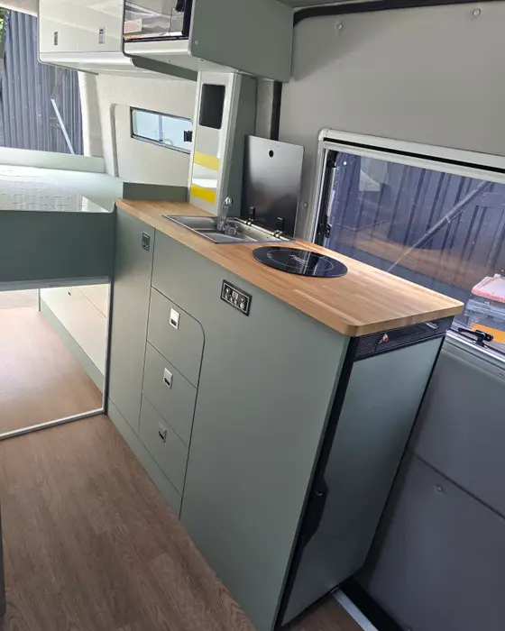 Kitchen Pod: D1 90L · Salvia · Bamboo worktop · Dometic bowl + single induction · Thetford T1090E 84L