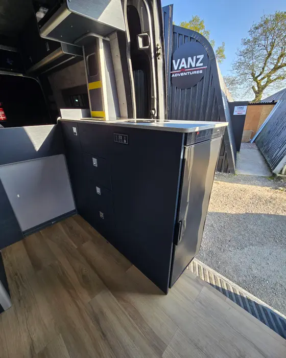 Kitchen Pod: D1 90L · Harbour · Concrete worktop · Dometic bowl + single induction